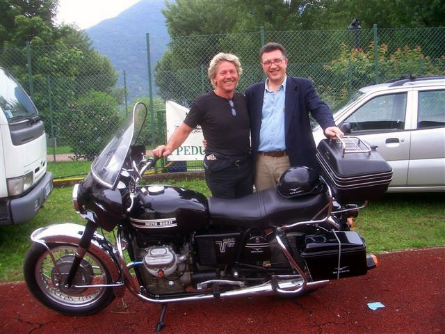 CIMG7014.JPG - Thomas Chudoba mit dem Bürgermeister von Cannobio - und einer kleinen, handlichen Moto Guzzi...

