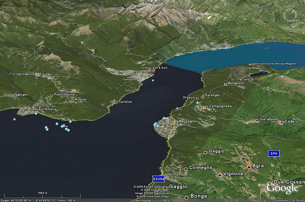 lge03.jpg - Das Schild mit dem "A" zeigt die Lage das Wassersportcenters von TOMASO SAIL & SURF in Cannobio an.