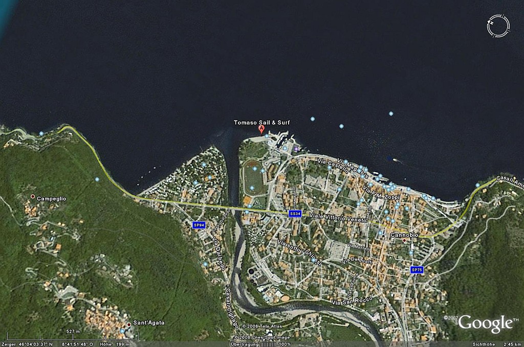 lge07.jpg - Das Schild mit dem "A" zeigt die Lage das Wassersportcenters von TOMASO SAIL & SURF in Cannobio an.