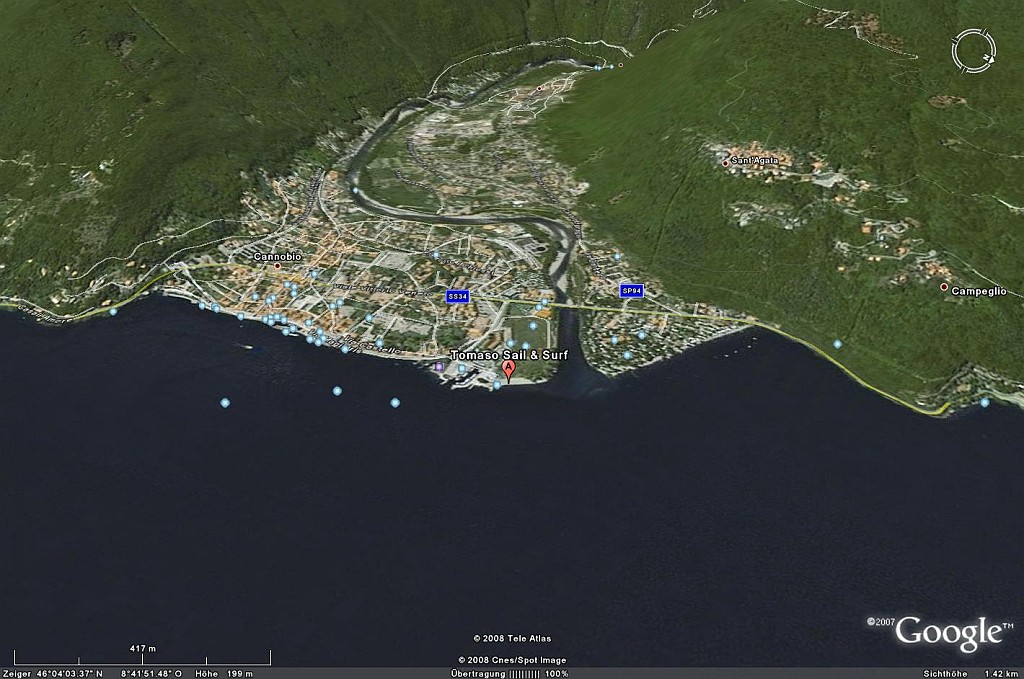 lge08.jpg - Das Schild mit dem "A" zeigt die Lage das Wassersportcenters von TOMASO SAIL & SURF in Cannobio an.